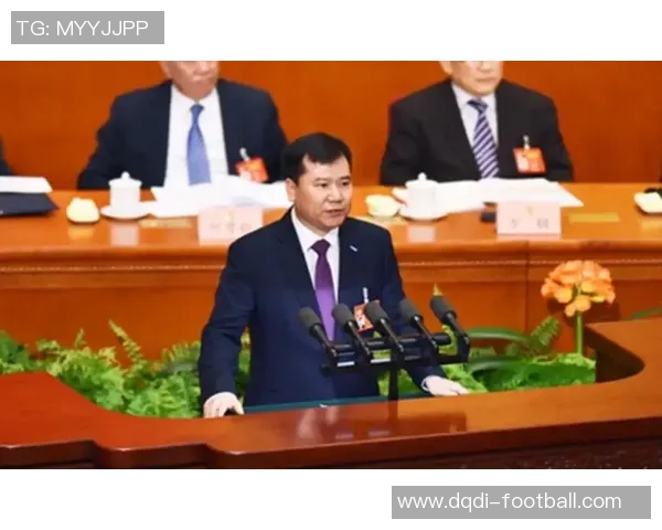 姚明在大会上坐下引发热议众人期待他的发言与未来计划